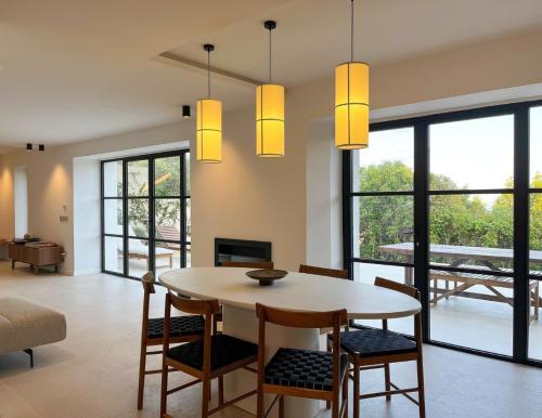 une salle à manger avec une table et des chaises dans l'établissement Luxueuse villa Mougins, à Mougins
