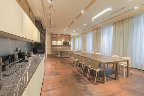 une cuisine et une salle à manger avec une table et des chaises dans l'établissement Appartement spacieux et lumineux pour 8, Lyon 1er, à Lyon