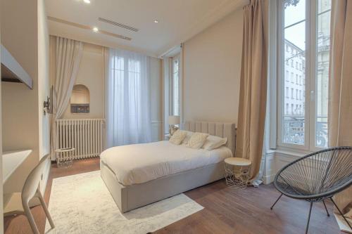 une chambre avec un lit et une grande fenêtre dans l'établissement Appartement spacieux et lumineux pour 8, Lyon 1er, à Lyon