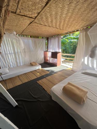 Una cama o camas en una habitación de hijau
