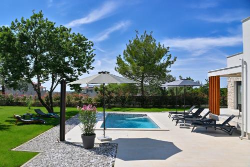Kolam renang di atau dekat dengan Villa Zanetta pet friendly near Poreč for 6 people with sea view & private pool