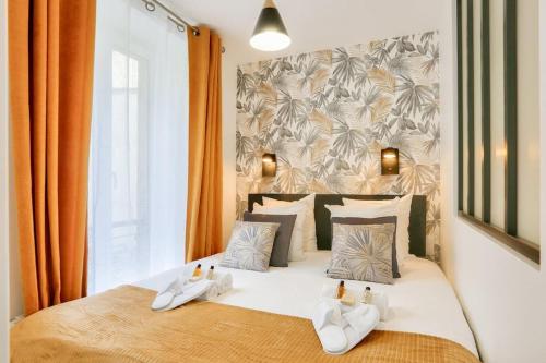 une chambre avec un lit avec des chaussures blanches dessus dans l'établissement Bel appartement - 2 chambres au centre de Paris, à Paris