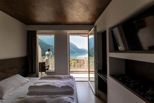 Postel nebo postele na pokoji v ubytování Hotel Londra Slow Living Molveno