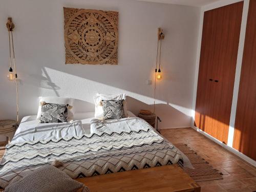 Un dormitorio con una cama con dos almohadas encima. en Deluxe Room Santa Barbara de Nexe, en Santa Bárbara de Nexe