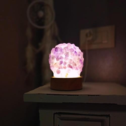 a lamp on a table with a purple at B&B Cristalli Di Luce in Albavilla
