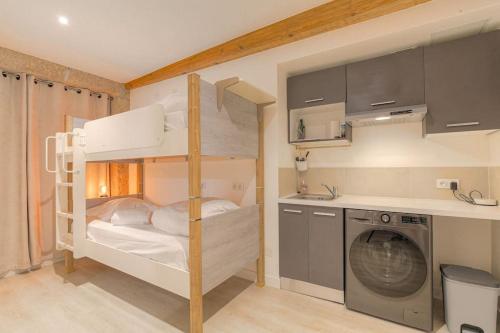 Cette petite chambre comprend des lits superposés et un lave-linge. dans l'établissement Spécial groupes Lyon - 10 personnes, à Lyon