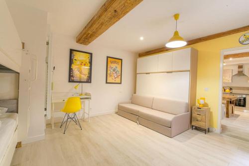 un salon avec un canapé et une table dans l'établissement Spécial groupes Lyon - 10 personnes, à Lyon