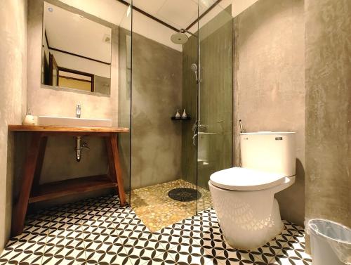 a bathroom with a toilet and a sink and a shower at PIA homestay - Tours & Motorbike rentals - Cao Bằng in Cao Bằng