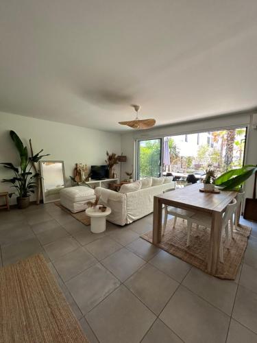 un salon avec un canapé et une table dans l'établissement Maison avec Jardin, à Baillargues