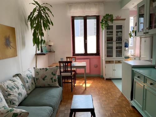 Bright Pop Flat Isola Central Station Hub