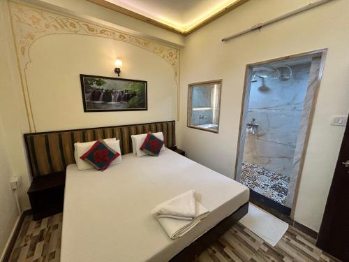 a bedroom with a bed and a shower in it at Max Guest House in Agra