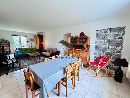 - un salon avec une table à manger et des chaises dans l'établissement ChaviD 17 - Spacieuse maison avec jardin, à Échillais