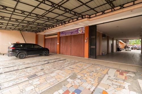 a car parked inside of a building with a map on the floor at RedDoorz Syariah near Universitas Putra Indonesia Padang in Kampungdurian