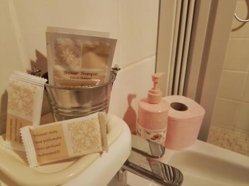 y baño con lavabo, artículos de aseo y espejo. en Agriturismo Podere Asche, en Santa Fiora