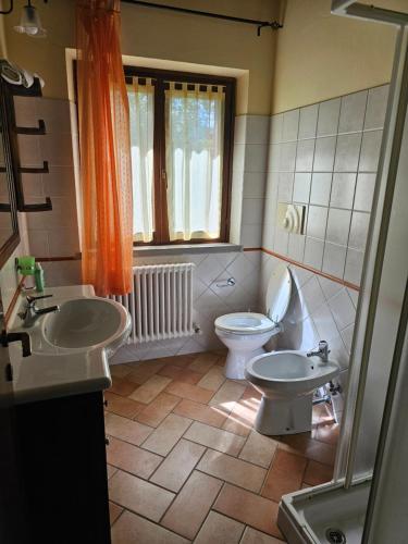 un baño con inodoro y lavabo en Agriturismo Ca Serrantonio - Ferri Villetta Mozart, en Urbania