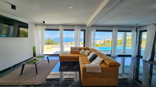 マカルスカにあるVilla La Marのソファとテーブルのあるリビングルーム