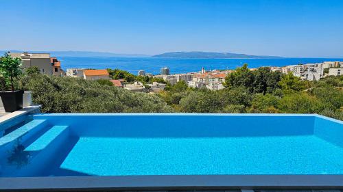 マカルスカにあるVilla La Marの市街の景色を望む青いスイミングプール