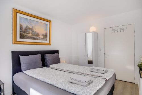 Ένα ή περισσότερα κρεβάτια σε δωμάτιο στο Luxe WELLNESS apartment Apeldoorn with JACUZZI and SAUNA