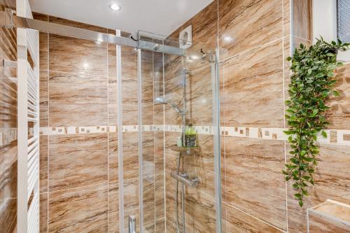Ένα μπάνιο στο Luxe WELLNESS apartment Apeldoorn with JACUZZI and SAUNA
