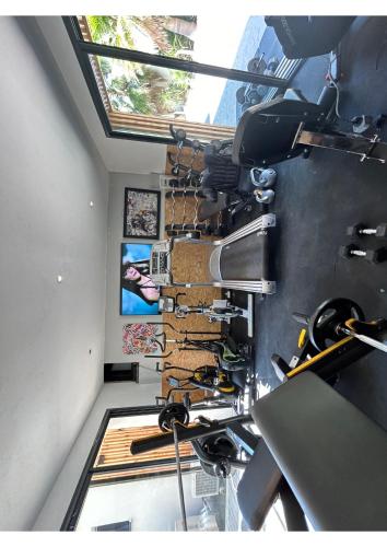 une chambre avec un tas d'outils sur un mur dans l'établissement Villa prestige, à Florensac