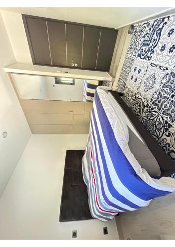 Ce lit superposé se trouve dans une petite chambre dotée d'un tapis noir. dans l'établissement Villa prestige, à Florensac