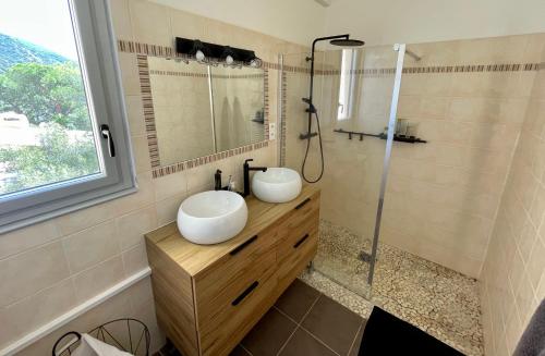 une salle de bain avec deux lavabos et une douche dans l'établissement VUE EXCEPTIONNELLE - Ajaccio T3 rte Sanguinaires - Santa Lina, à Ajaccio
