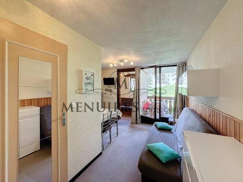 une pièce avec une cuisine et un salon dans l'établissement Appartement 2 pièces, 4 pers, ski aux pieds, balcon, parking gratuit - FR-1-178-374, aux Menuires