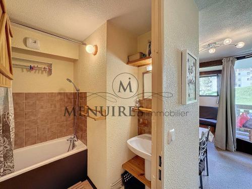 une salle de bain avec une baignoire et un lavabo dans l'établissement Appartement 2 pièces, 4 pers, ski aux pieds, balcon, parking gratuit - FR-1-178-374, aux Menuires