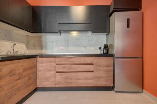 Urban Square Elite Residences by 360 Estatesにあるキッチンまたは簡易キッチン