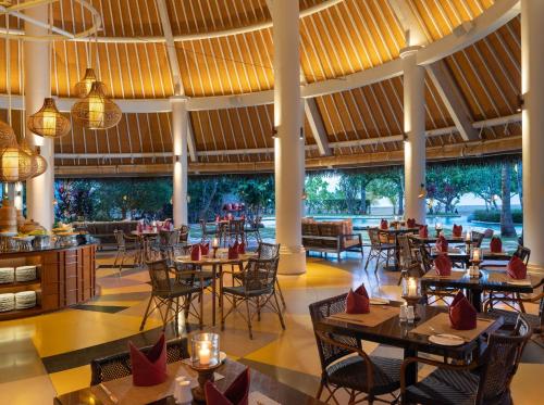 Restaurace v ubytování Sudamala Resort, Komodo, Labuan Bajo