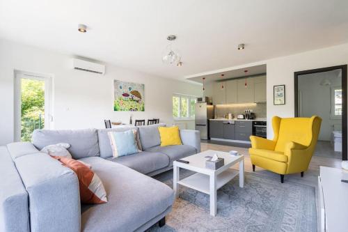 ブダペストにあるEarthy Elegance Apartmentのリビングルーム(ソファ、黄色の椅子付)