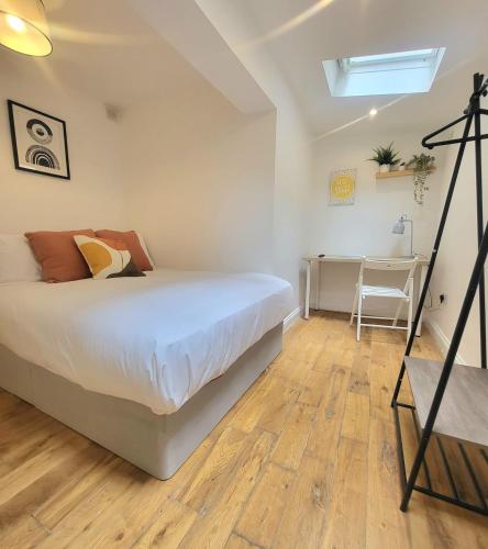 a bedroom with a bed and a desk in it at London En-suite Double Rooms - Leytonstone E11 in London