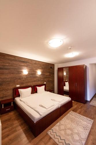 a bedroom with a large bed in a room at Resort EuroPark Fundata in Fundata