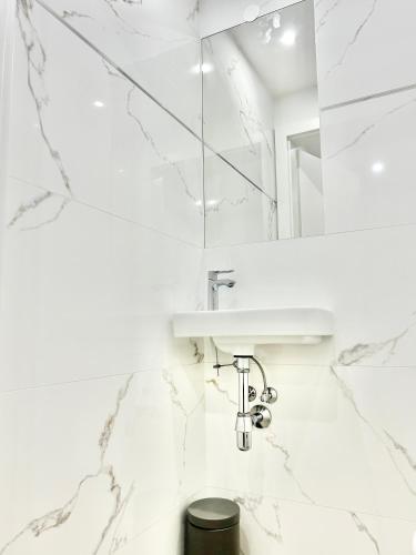 Brand New Central & Modern Apartment