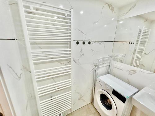 Brand New Central & Modern Apartment