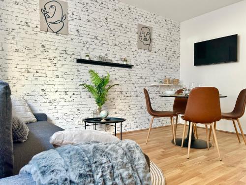 Brand New Central & Modern Apartment
