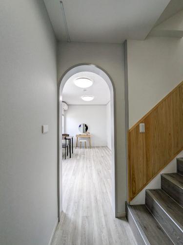 an archway leading into a room with a table and chairs at 遊びの宿 海陽 in Wakugawa