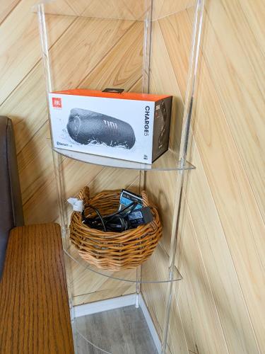a shelf with a box and a basket on it at 遊びの宿 海陽 in Wakugawa