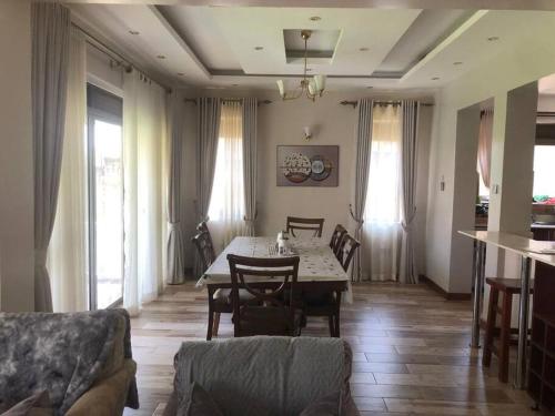 een eetkamer met een tafel en stoelen bij Bridges incorporated limited in Entebbe