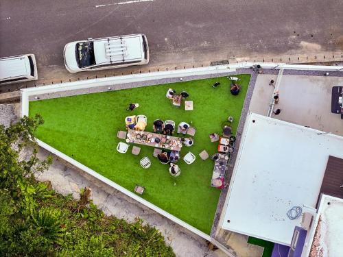 an overhead view of a yard with tables and chairs at 遊びの宿 海陽 in Wakugawa