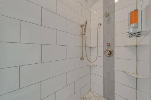 Un baño de Deluxe Poolside Home, Modern 5BR with Gaming Room