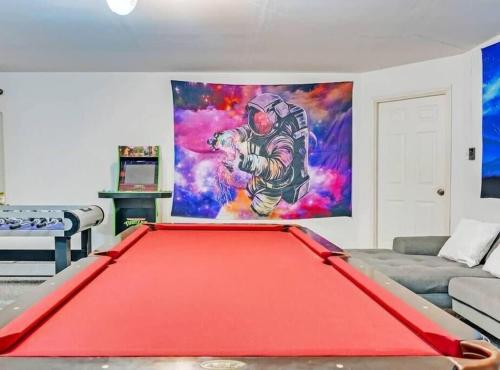 Sala de juegos en Deluxe Poolside Home, Modern 5BR with Gaming Room