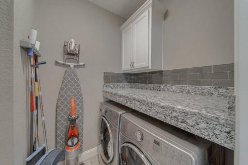 Una cocina o zona de cocina en Deluxe Poolside Home, Modern 5BR with Gaming Room