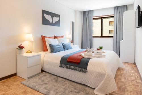 Host Wise - Bright and Elegant Urban Flat with Balcony