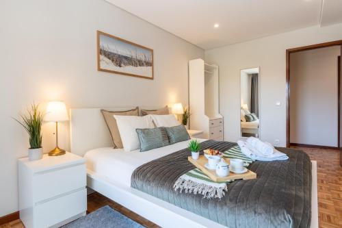 Host Wise - Bright and Elegant Urban Flat with Balcony