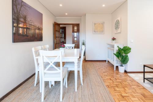 Host Wise - Bright and Elegant Urban Flat with Balcony