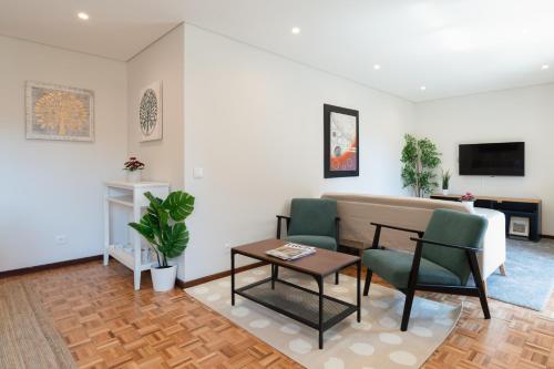 Host Wise - Bright and Elegant Urban Flat with Balcony