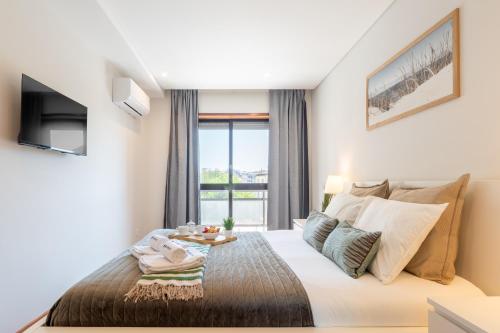 Host Wise - Bright and Elegant Urban Flat with Balcony