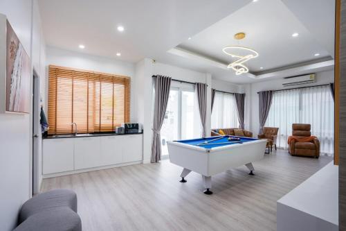 Imagen de la galería de Walk To The Beach Pool Villa Bangsaray, en Bang Sare