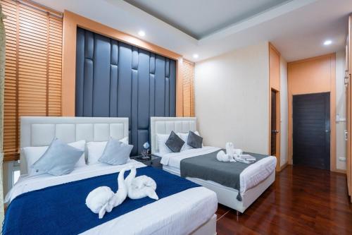 Cama o camas de una habitación en Walk To The Beach Pool Villa Bangsaray